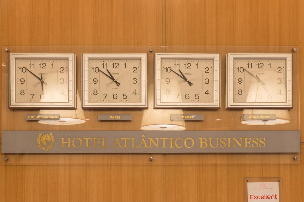 Hotel Atlantico Business Centro Рио де Жанейро Екстериор снимка The photo displays a wooden wall featuring three wall clocks. Each clock shows a different time, indicating that they are set to various time zones. Below the clocks, there is a sign that reads "HOTEL ATLÂNTICO BUSINESS." There are also two lamp fixt