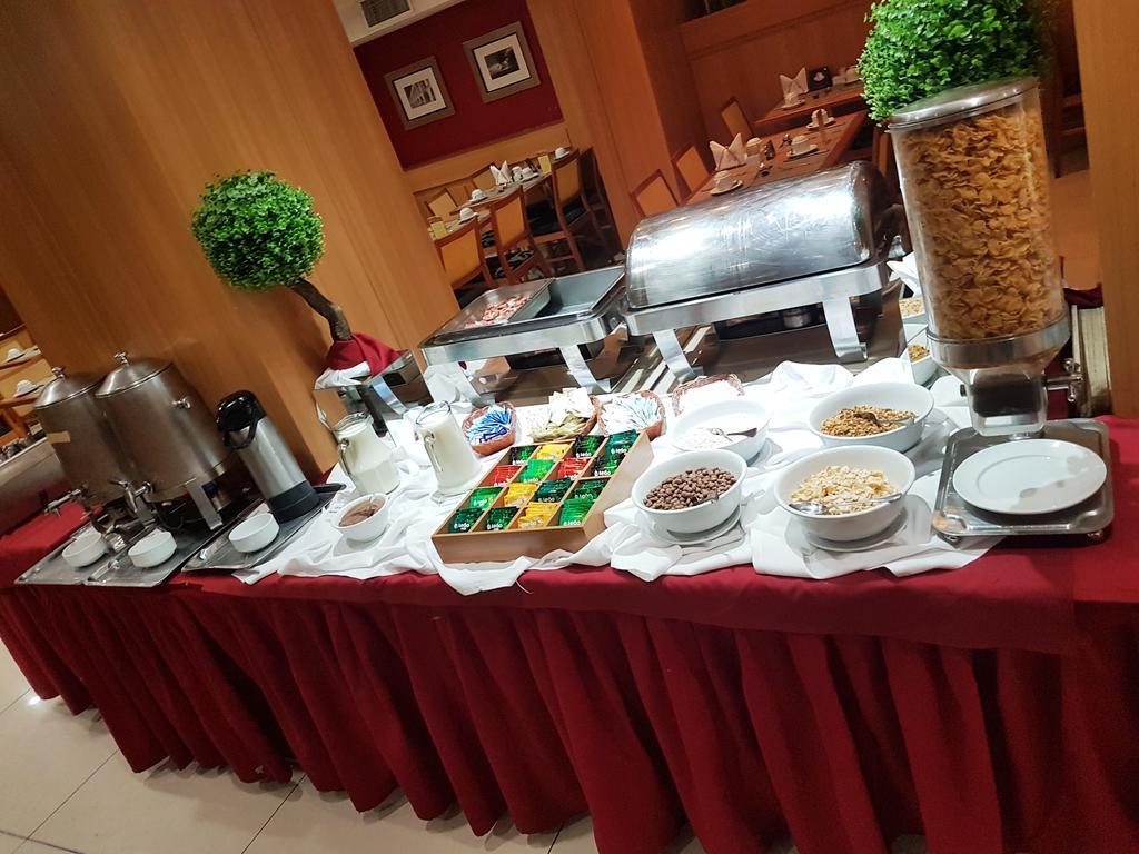 Hotel Atlantico Business Centro Рио де Жанейро Екстериор снимка Breakfast buffet in a hotel